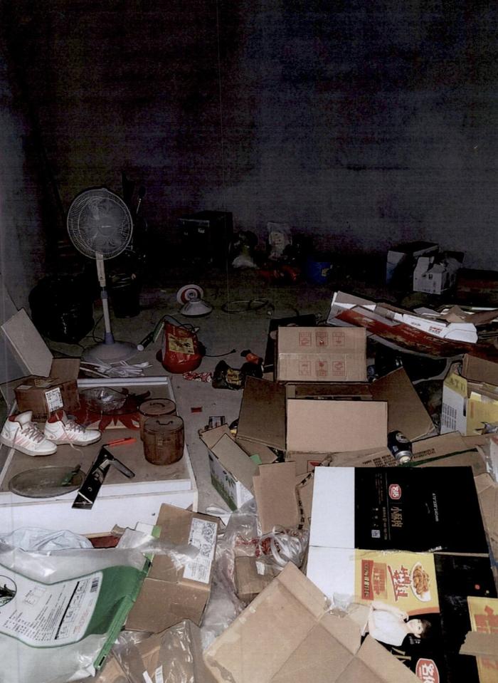 房间里的废品。 图源:北京市石景山区人民法院