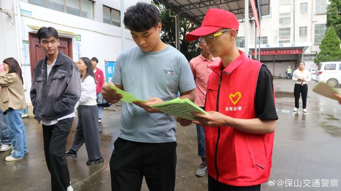 龙陵暑期大学生交通安全志愿者：我们用青春的力量，绘制安全的画展