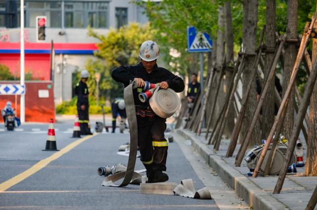 上海南站消防救援站：带你感受训练场上的“热辣滚烫”