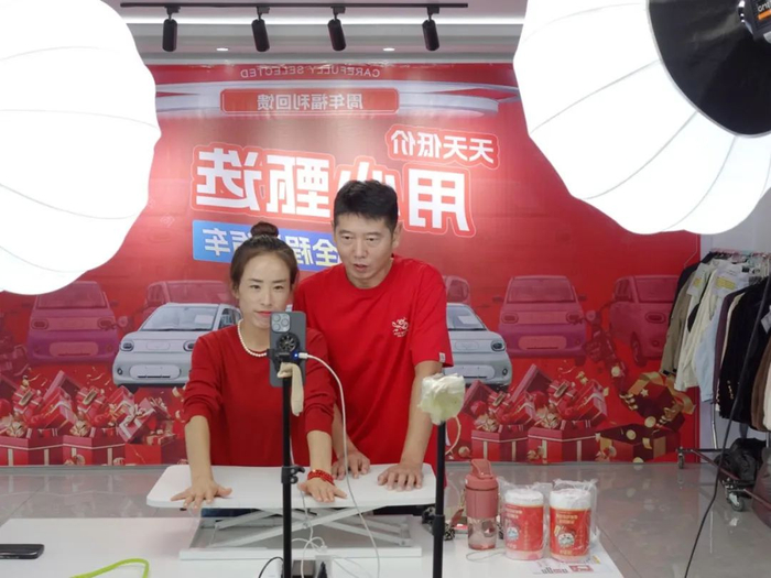 明明姐和四哥在直播现场
