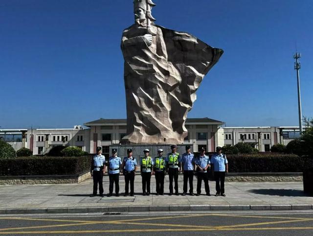 城固交警联合相关部门开展客运火车站区域道路交通秩序专项整治行动