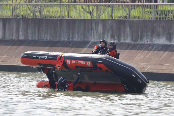 ​翻舟自救、O型救援，上海警方开展夏季水上大练兵