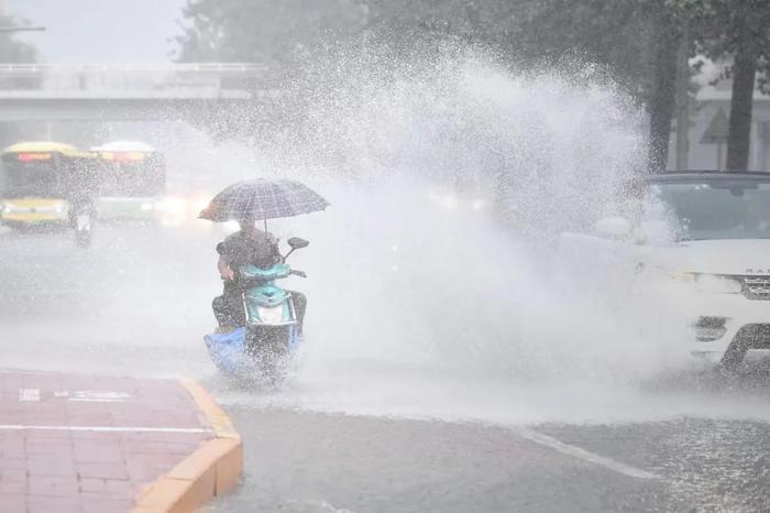 局地暴雨+7级大风！北京多区发布暴雨、雷电蓝色预警，本轮主要降水时段→