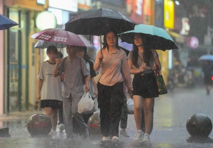 广州多区“风雨预警”，航班大面积延误！这场雨要下到什么时候？