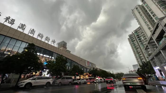 广州多区“风雨预警”，航班大面积延误！这场雨要下到什么时候？