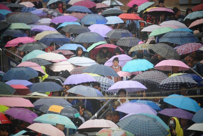 今天北京局地暴雨，避免山区出行！周一、周二仍有雨，上班注意→