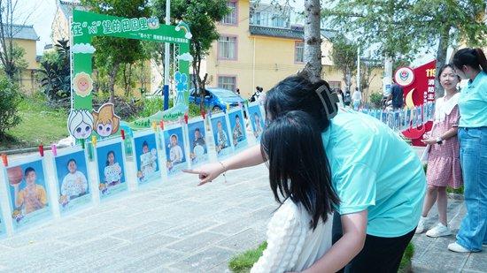 大学生在乡村开起“照相馆”