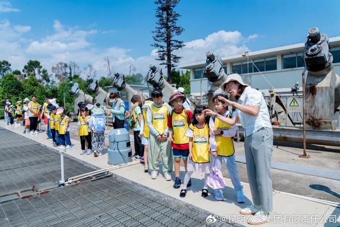 探索小水滴奇妙之旅，让关爱与知识同行——记昆明公交暑期“大手牵小手”关爱主题活动