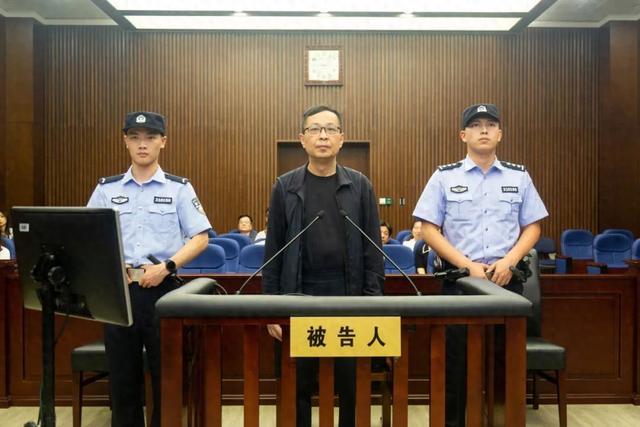 上海一中院一审公开开庭审理被告人鲍炳章受贿、滥用职权一案