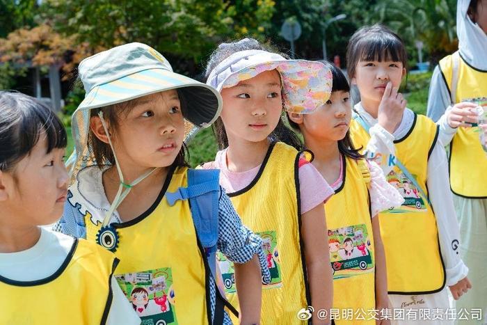 探索小水滴奇妙之旅，让关爱与知识同行——记昆明公交暑期“大手牵小手”关爱主题活动