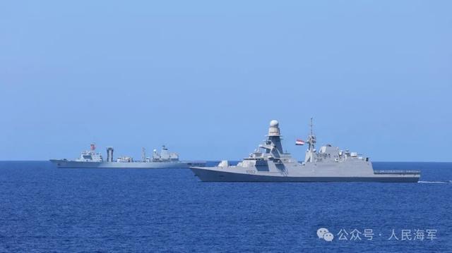 中国海军第46批护航编队与埃及海军开展海上联合训练