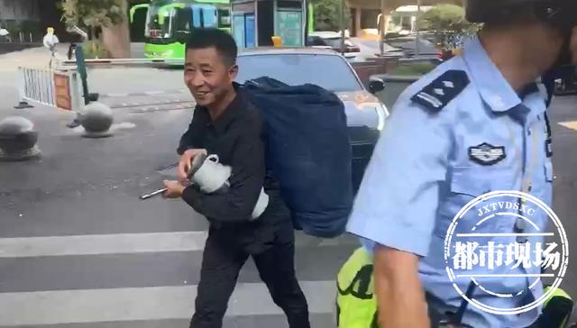 感谢江西交警！安徽男子遗落行李，民警半小时帮他找回