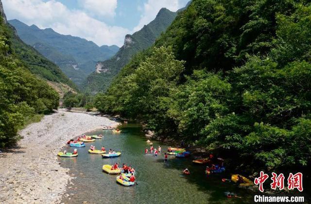 四川万源：民众水上漂流享清凉