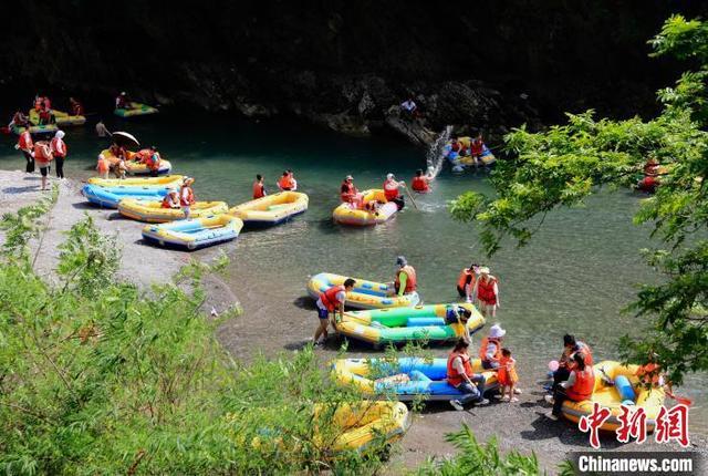 四川万源：民众水上漂流享清凉