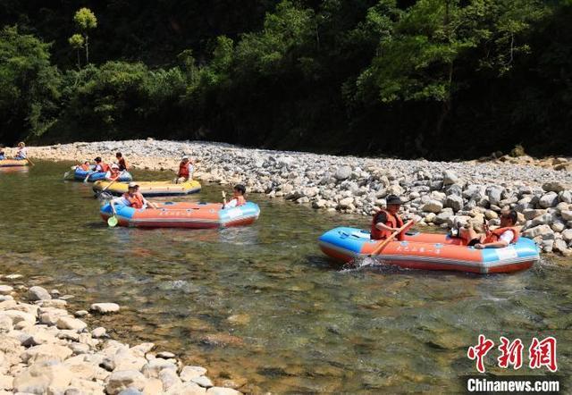 四川万源：民众水上漂流享清凉