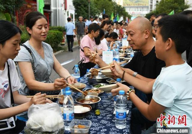 重庆綦江办百米长桌宴迎四方宾客