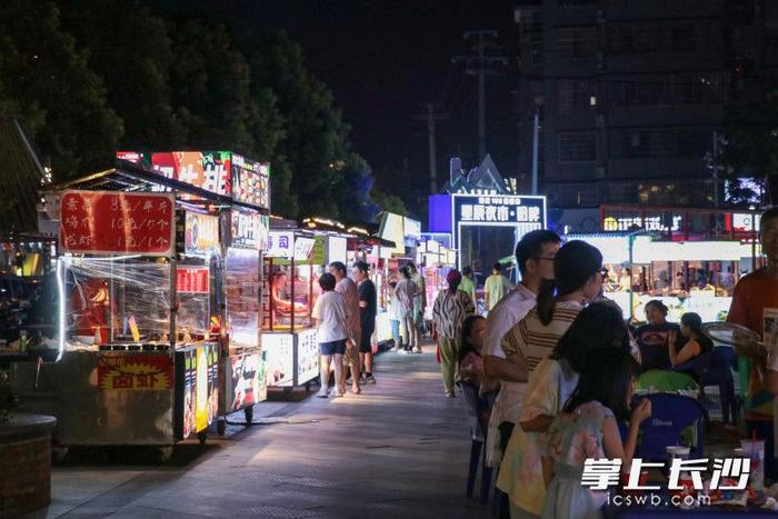 阳光100星辰夜市：璀璨灯火下，寻觅夜市深处的“小确幸”丨长沙夜市新江湖