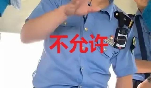 “男子让卧铺遭拒网友热议12306回应”