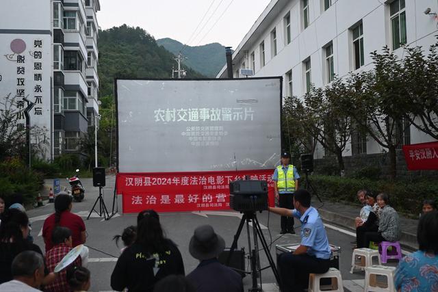 汉阴公安交警化身“放映员”，“绘影绘声”话安全