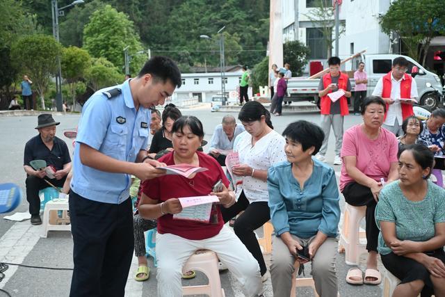 汉阴公安交警化身“放映员”，“绘影绘声”话安全