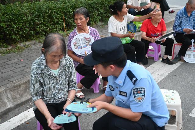 汉阴公安交警化身“放映员”，“绘影绘声”话安全