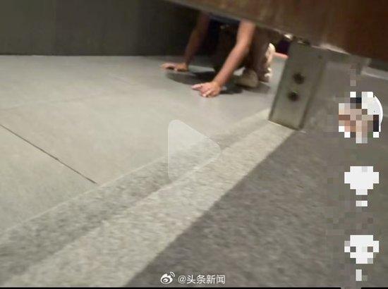 49图库免费的资料港澳下载“男孩偷窥女卫生间，争议引发反思”