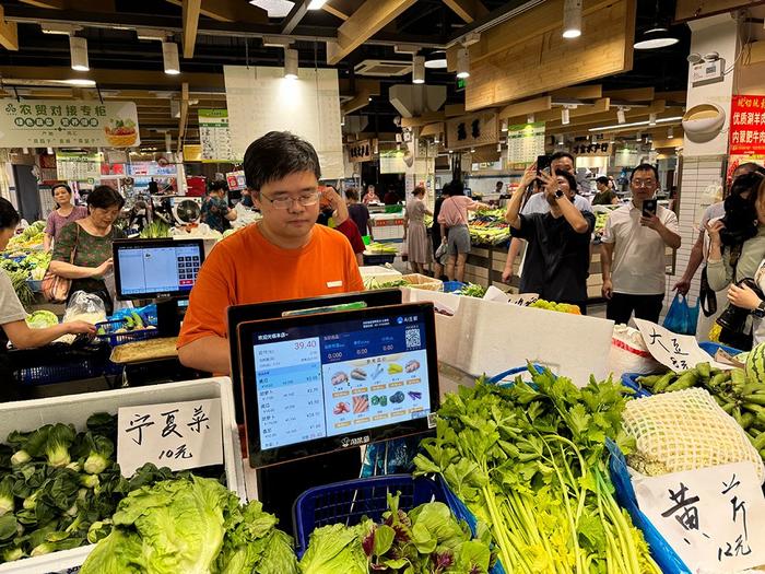 智慧化菜场、共享充电桩示范街道……上海提升“家门口服务”