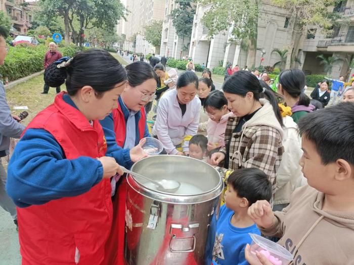 ▲物业在元宵节派发汤圆。受访者提供