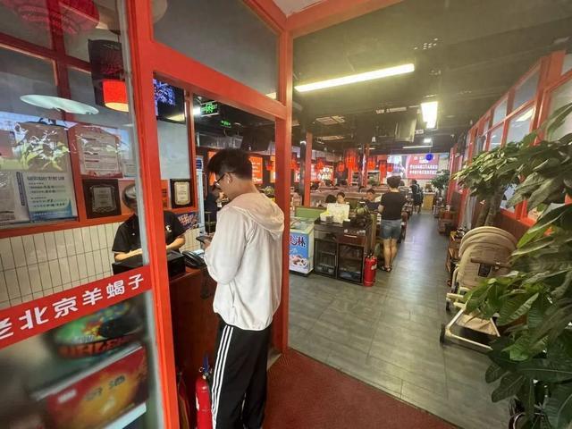 北京一家火锅店突然“火”了！“有顾客来送钱，放下就跑”……