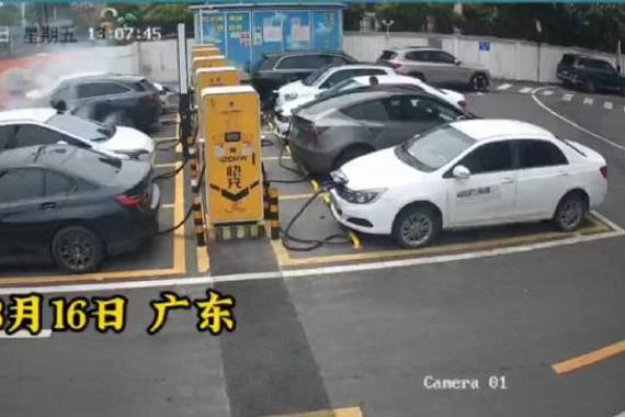 8月16日，广东广州番禺区，一辆奔驰EQC电动车充电时，突然发生自燃事故