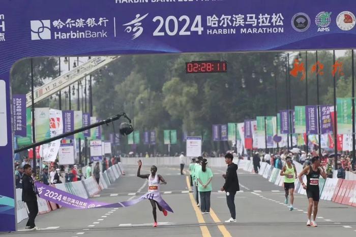 全马女子冠军鲁斯：​哈尔滨空气很棒，明年还要来参赛