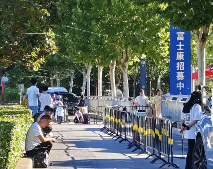 此刻,富士康成了受欢迎的雇主:招工上至48岁,正式工有五险一金,裁员还能拿N+1。