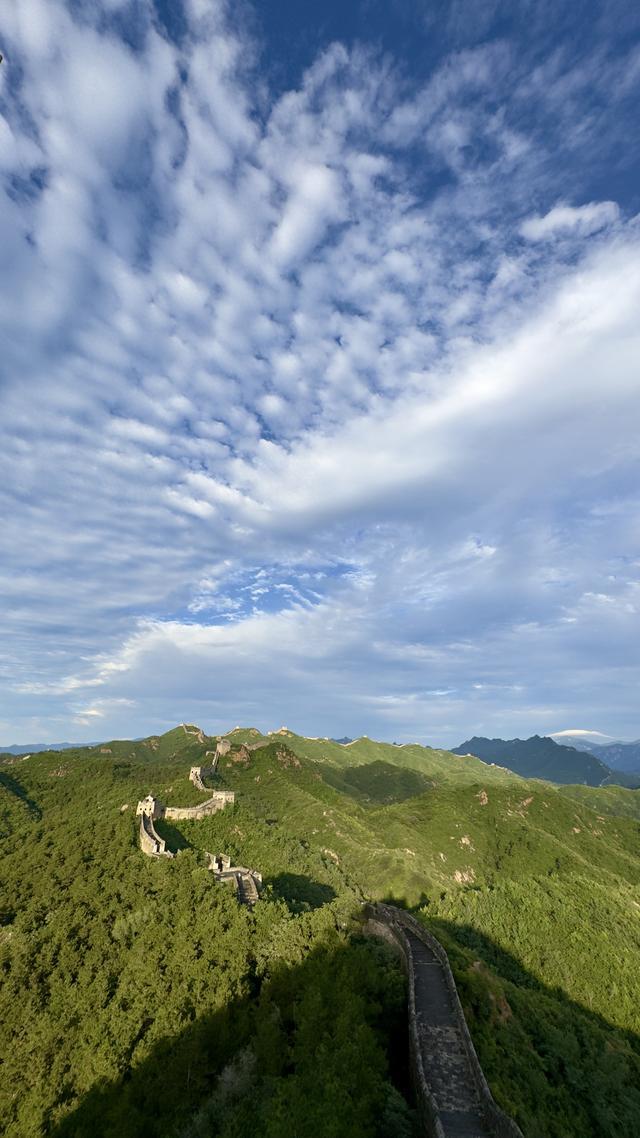 雨后金山岭长城出现壮观鱼鳞云