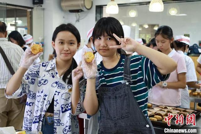 日本学生在广西制作月饼 体验中国传统文化