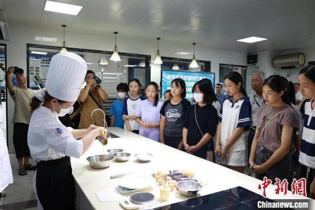 日本学生在广西制作月饼 体验中国传统文化