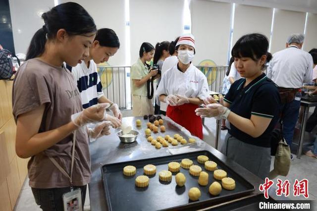 日本学生在广西制作月饼 体验中国传统文化