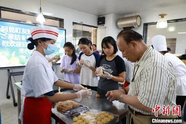 日本学生在广西制作月饼 体验中国传统文化