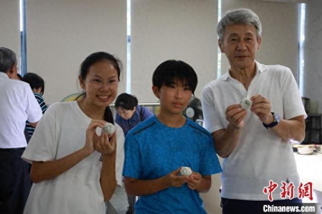 日本学生在广西制作月饼 体验中国传统文化