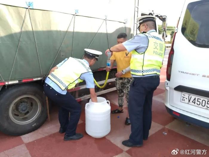 货车“缺水”抛锚交警紧急为货车“解渴”