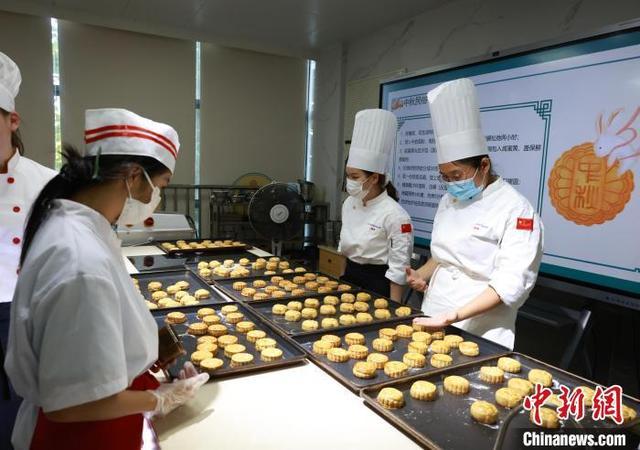 日本学生在广西制作月饼 体验中国传统文化