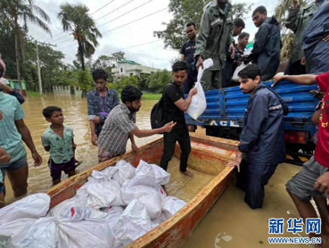 中企向孟加拉国洪灾受灾群众捐赠爱心物资