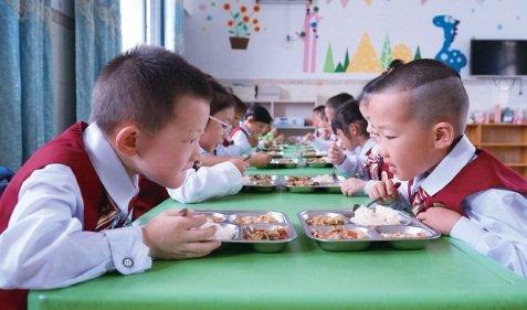 让下一代餐盘里的食物丰富有营养