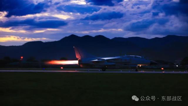 暮色苍茫，砺剑长空！东部战区空军航空兵某旅开展实战化飞行训练