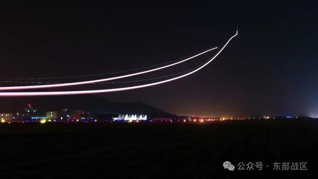 暮色苍茫，砺剑长空！东部战区空军航空兵某旅开展实战化飞行训练