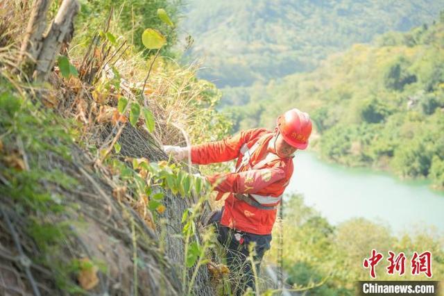 高温下的铁路“搜山人”：搜山扫危护安全