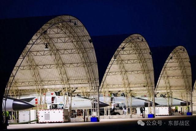 暮色苍茫，砺剑长空！东部战区空军航空兵某旅开展实战化飞行训练