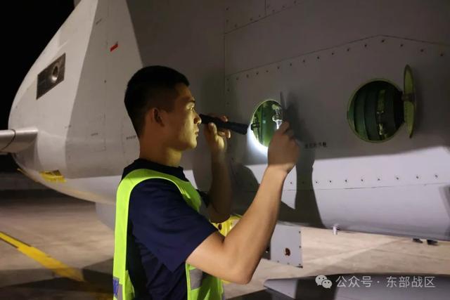 暮色苍茫，砺剑长空！东部战区空军航空兵某旅开展实战化飞行训练