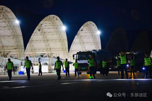 暮色苍茫，砺剑长空！东部战区空军航空兵某旅开展实战化飞行训练