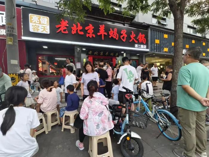 ▲8月24日下午6点,北京西二旗大街亮健容天老北京羊蝎子火锅店门前,大量市民在排队等候就餐。新京报记者 浦峰 摄