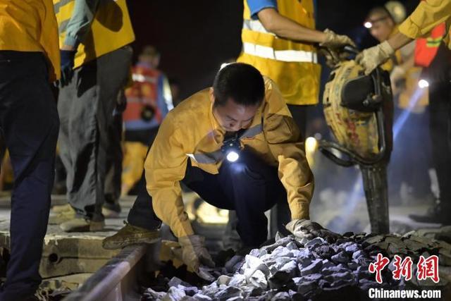 湘桂铁路开启年度清筛 为道床进行“活血化瘀”手术